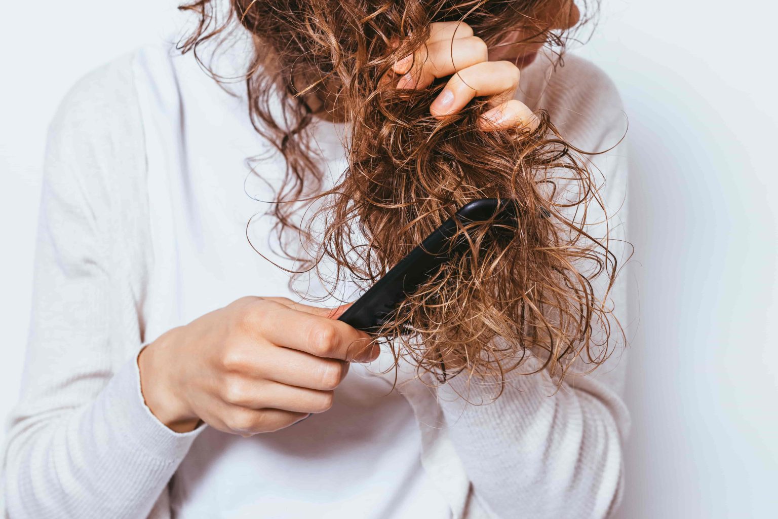 Comment démêler des cheveux frisés très emmêlés ? - cfa espace concours