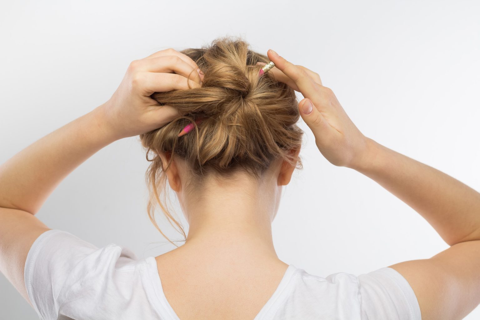 6 façons faciles d'attacher ses cheveux sans Élastique ! - cfa espace